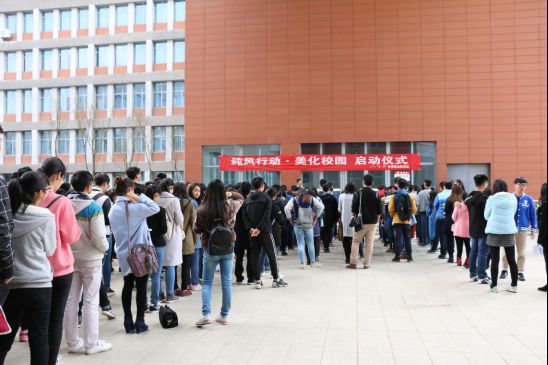 我校開展“純風行動、美化校園”學雷鋒志愿服務活動