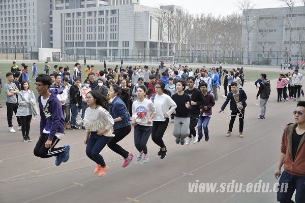 歷史文化學(xué)院舉辦2016年春季趣味運(yùn)動(dòng)會(huì)