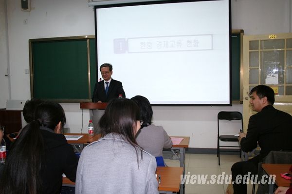 韓國駐青島總領(lǐng)事李壽尊訪問山東大學(xué)并作報告