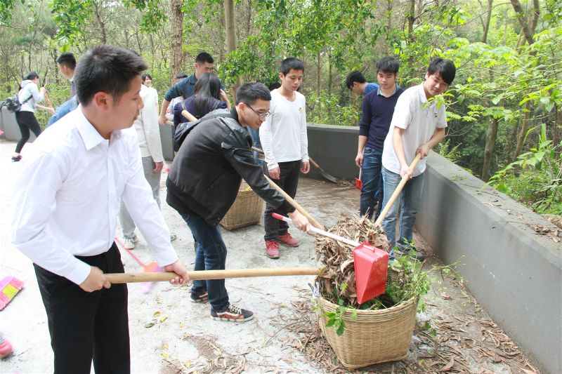 我校開展“緬懷革命先烈，弘揚民族精神”主題教育活動2016-04-02 123331   作者林楹 龐娜 葉禹秀   來源校團委   點擊