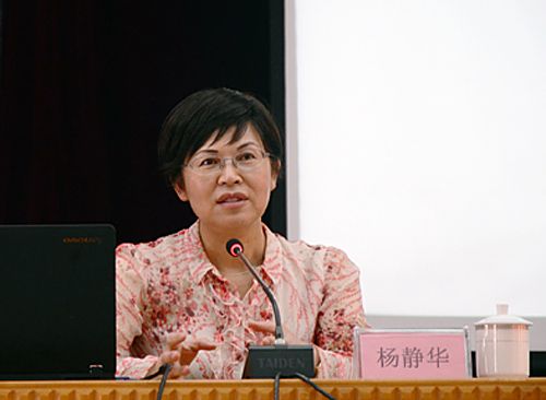 自治區(qū)投資促進局局長楊靜華做客校友論壇