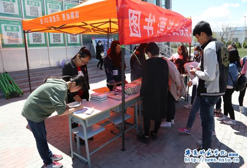 學(xué)生記者團(tuán)舉行“圖書漂流”換閱活動