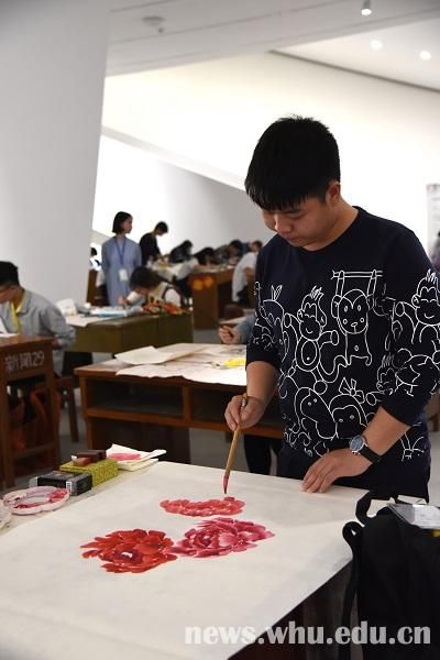 櫻花筆會(huì)飽蘸東湖水成書組圖