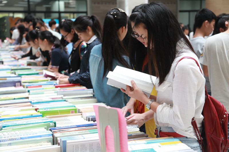 我校舉行第十屆大學生讀書節(jié)啟動儀式2016-04-25 101902   作者梁肖 朱燕河   來源   點擊