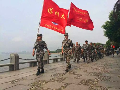 深大民兵預(yù)備役部隊(duì)徒步行軍緬懷先烈