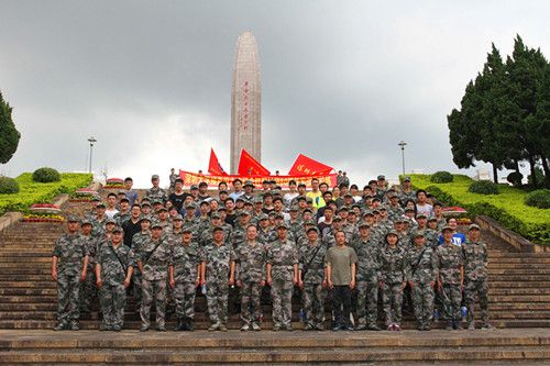 深大民兵預(yù)備役部隊(duì)徒步行軍緬懷先烈