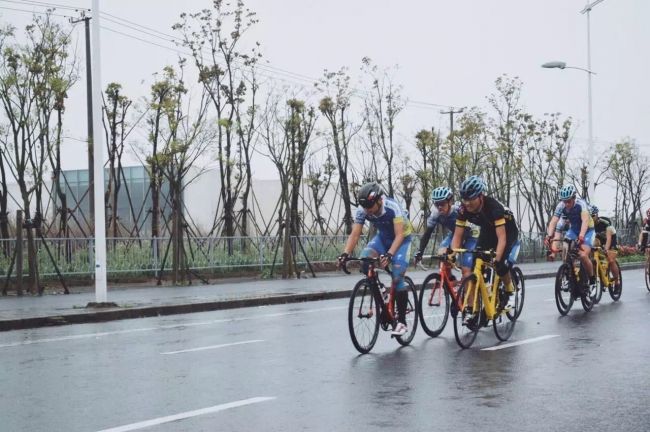 我校自行車隊獲HEROS環(huán)上海自行車賽滴水湖站第一名