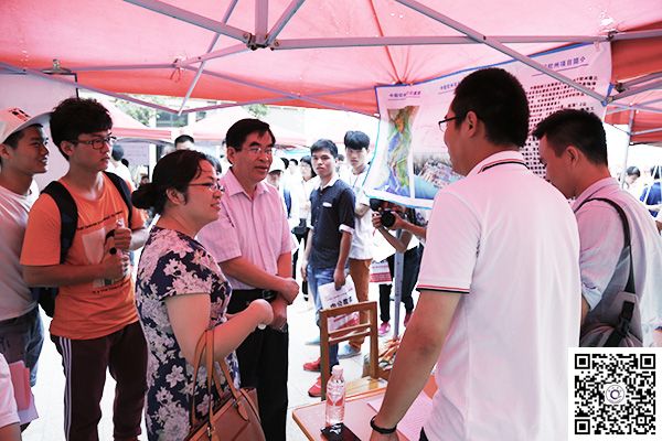 夏季招聘會01學(xué)校舉行2016年夏季大型校園招聘會