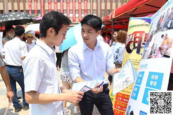 夏季招聘會01學(xué)校舉行2016年夏季大型校園招聘會