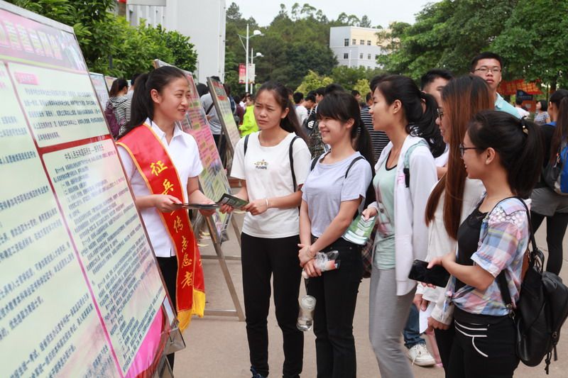 2016年玉林市“大學(xué)生征兵工作宣傳月活動”啟動儀式在我校舉行2016-05-11 152423   作者朱燕河 梁雯雯 何月秋 歐軍武   來源   點擊