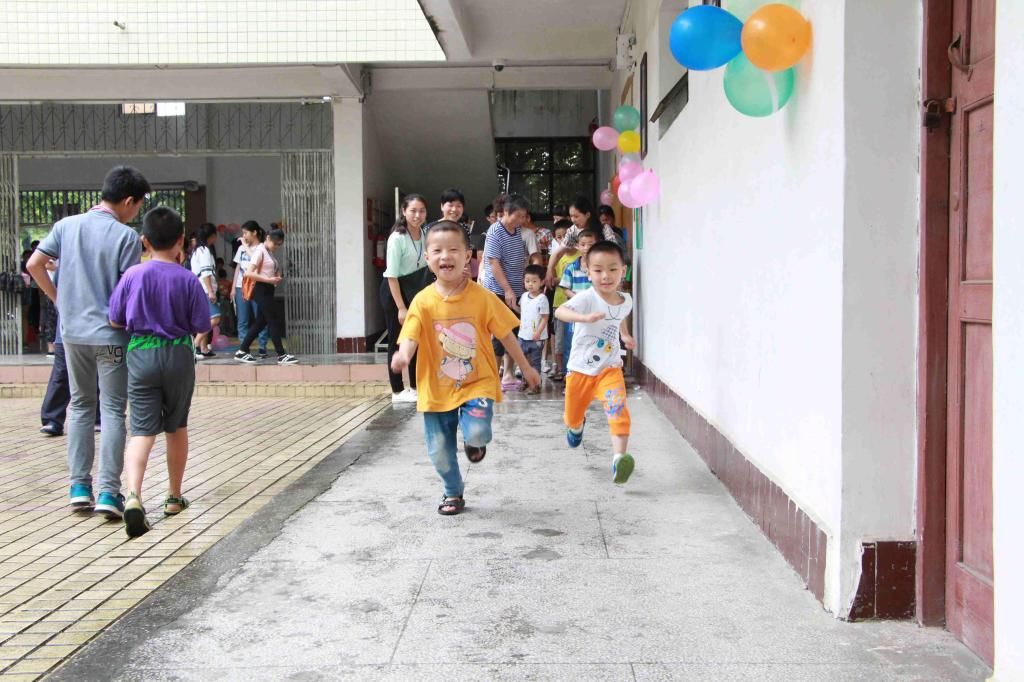 我校舉辦“幸福家庭，快樂六一”游園暨“幸福之家”攝影展活動