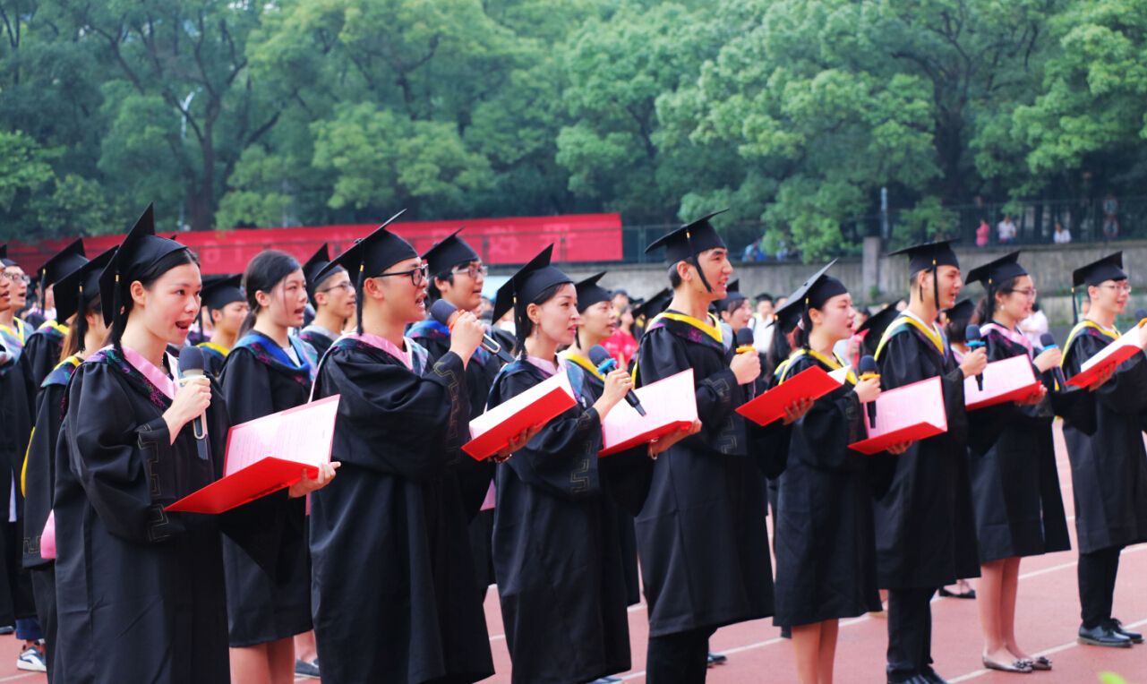 盛夏的禮贊湖南大學(xué)2016屆本科生畢業(yè)典禮暨學(xué)位授予儀式舉行