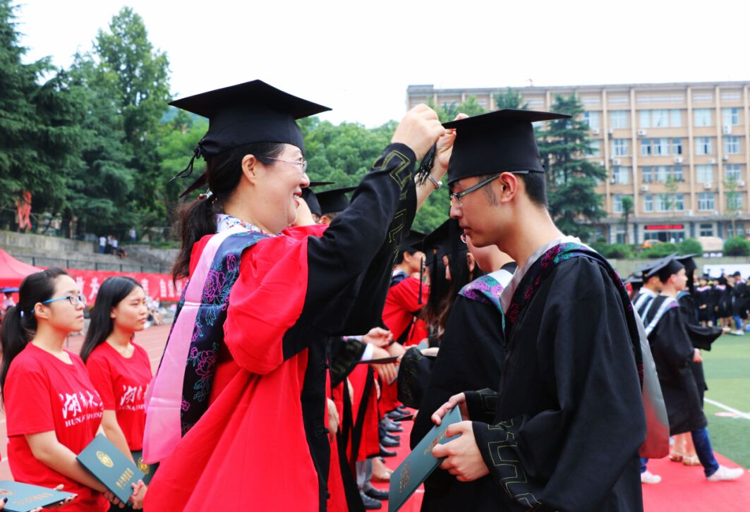 盛夏的禮贊湖南大學(xué)2016屆本科生畢業(yè)典禮暨學(xué)位授予儀式舉行