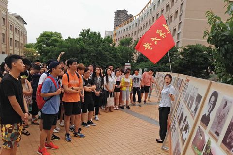 校團委開展“從苦難走向輝煌——紀念中國共產(chǎn)黨建黨95周年•中共滿洲省委歷史檔案圖片展”活動