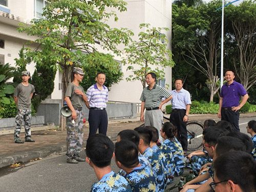 校黨委書記庾建設(shè)慰問承訓(xùn)教官和軍訓(xùn)師生