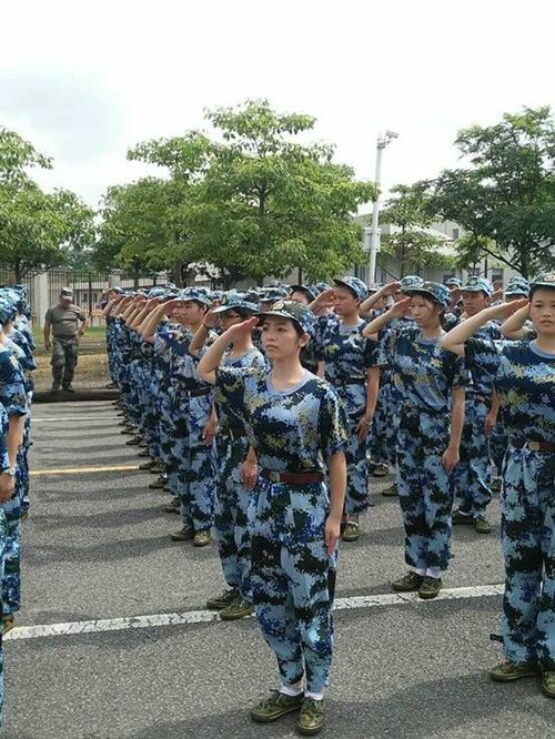 校黨委書記庾建設(shè)慰問承訓(xùn)教官和軍訓(xùn)師生